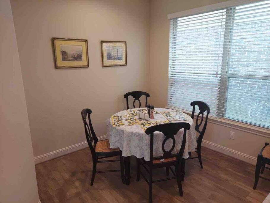 4 Bedroom - Luxury Home and Bedding -Sleeps 9 photo 4