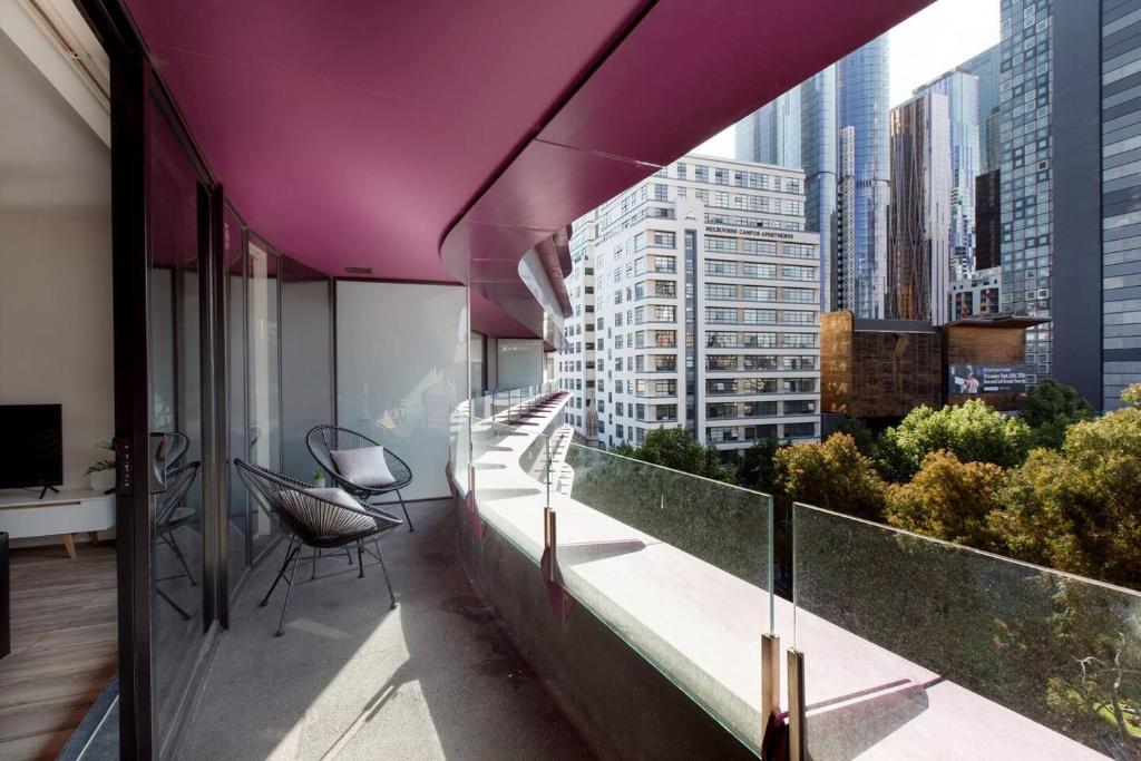 Experience the Buzzing Swanston Locale from QV photo 1