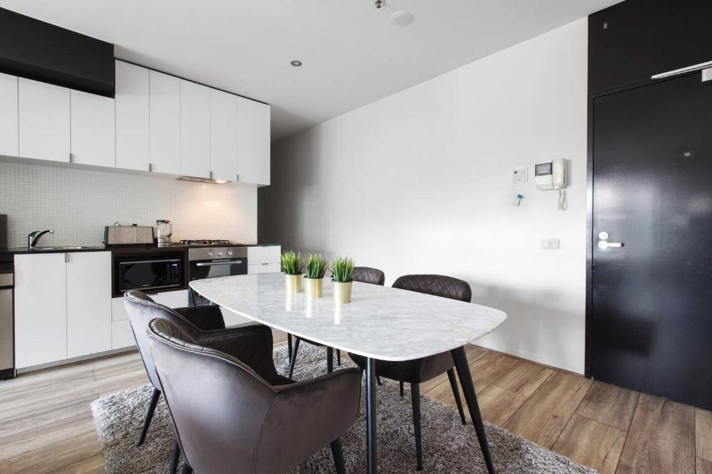 Experience the Buzzing Swanston Locale from QV photo 2