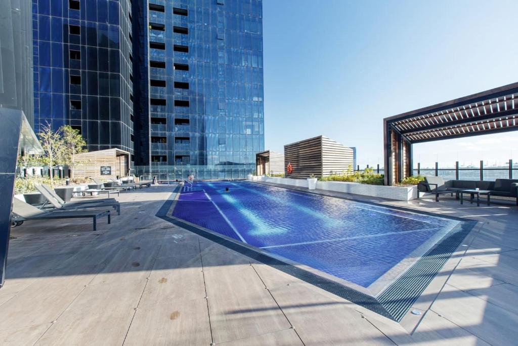 Riverside Bliss - Sky-high at Victoria Harbour