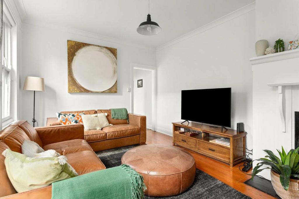 Contemporary Charm with Spectacular Harbour Views photo 1
