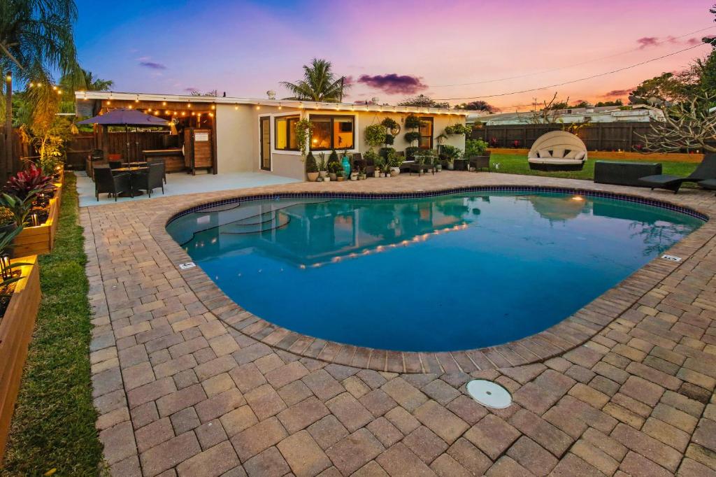 Private Heated Pool Oasis Pet-Friendly Retreat Short or long Stays Sleeps 2-8 Ppl image
