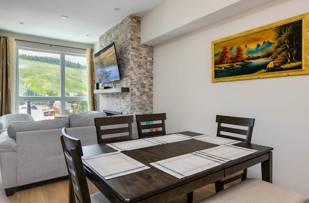 Fourth Street Crossing Traverse Townhome: Stylish Retreat photo 2