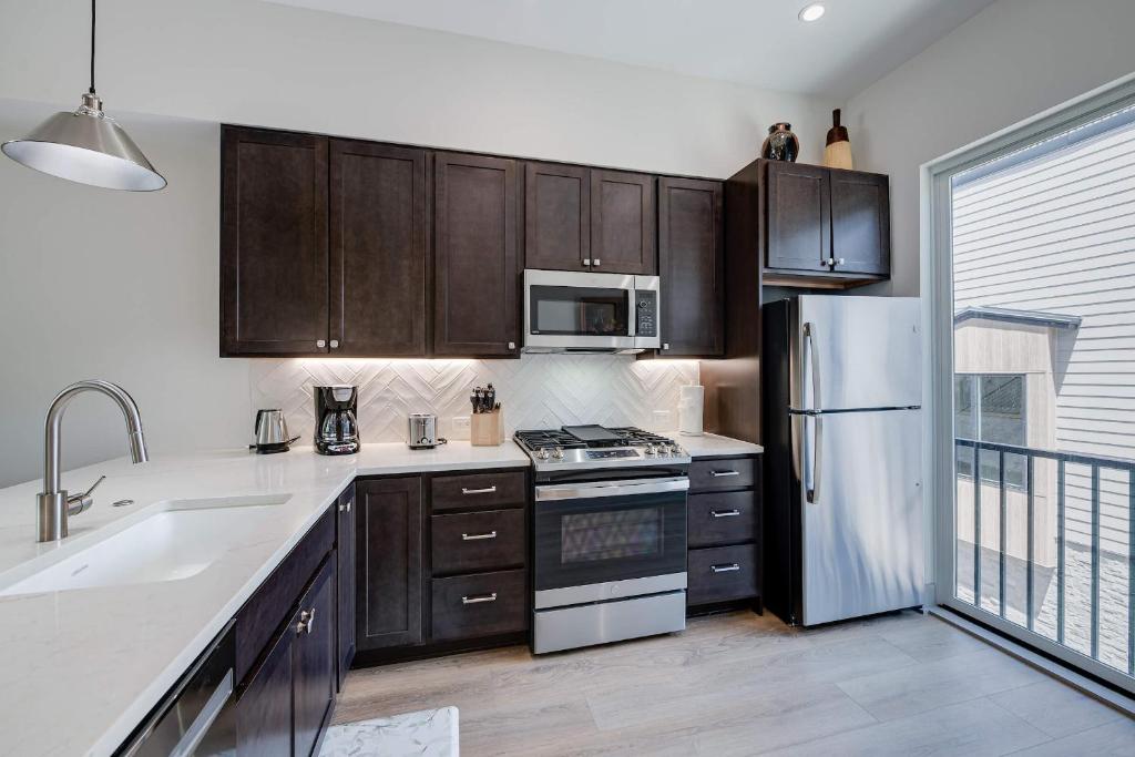 Fourth Street Crossing Traverse Townhome: Stylish Retreat photo 4