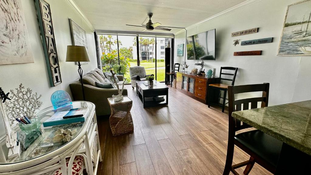 Excellent beach front community, golf course, tennis, sunny weather year round! photo 1