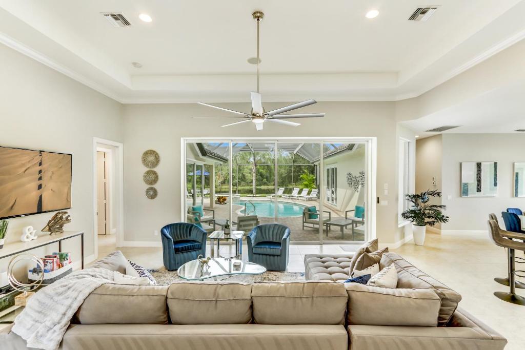 Modern home w screened pool, hot tub, & comm amenities! photo 3