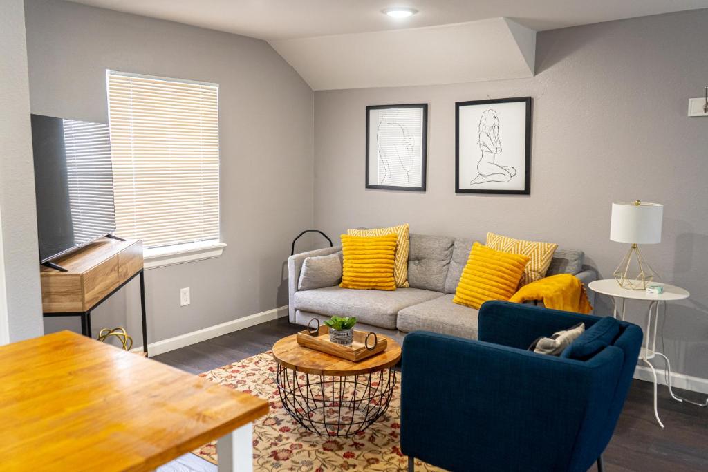 Super Cozy 2 bedroom with Fast WIFI and Queen Bed close to Downtown Houston!! image