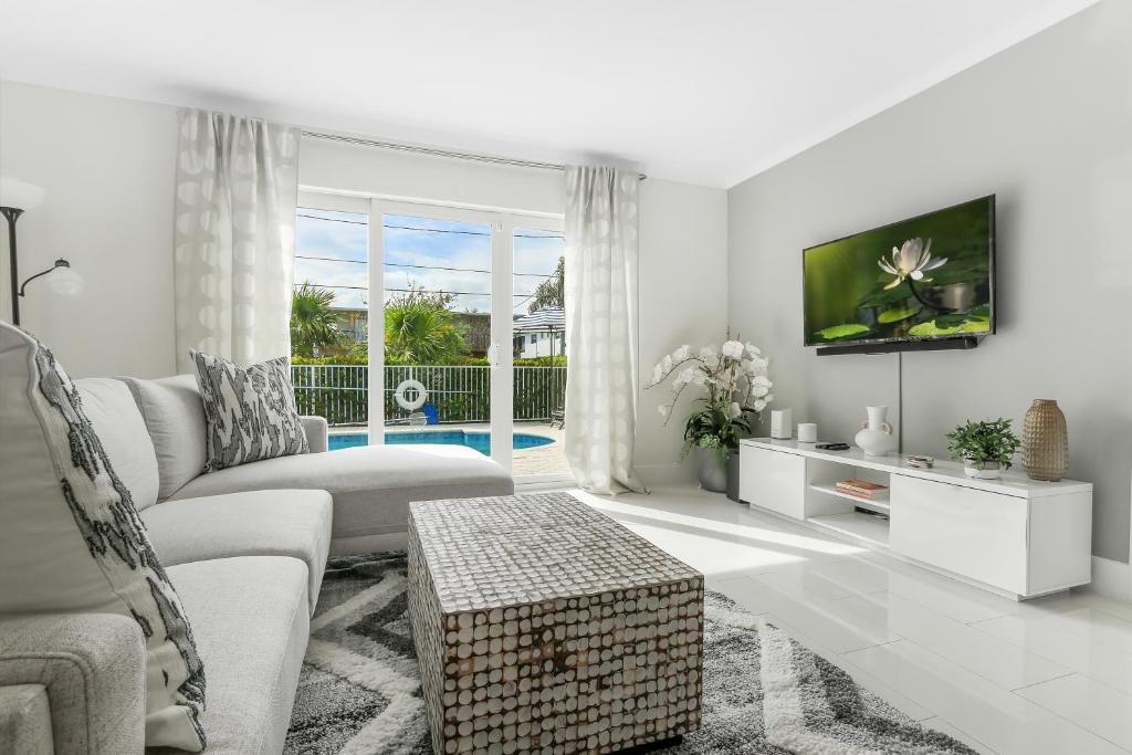 10 mins from Pompano Beach! With pool access