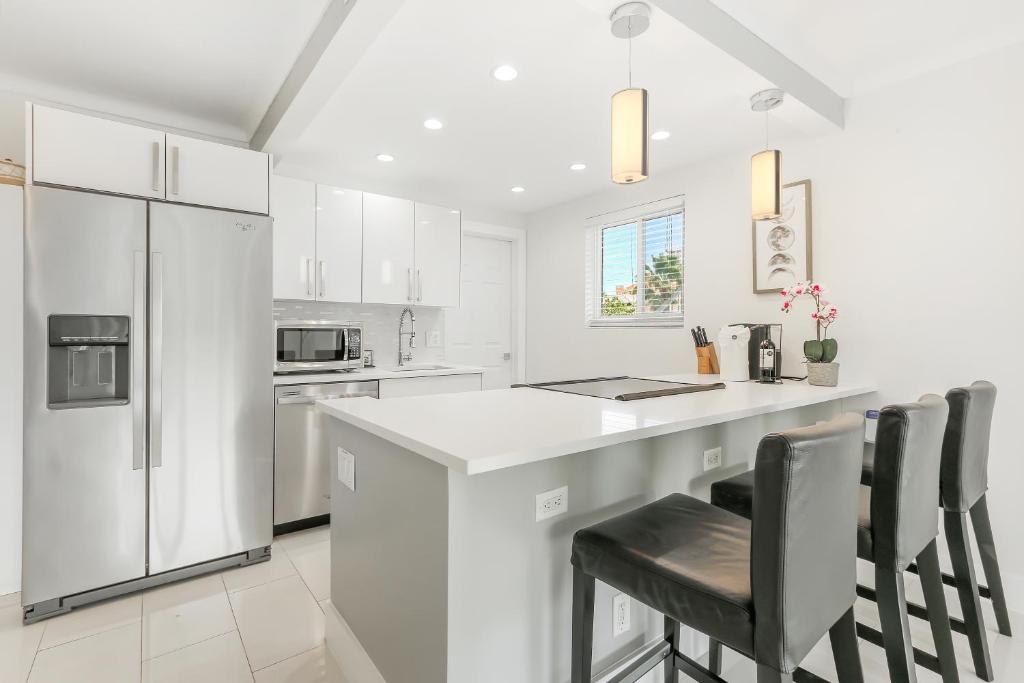 10 mins from Pompano Beach! With pool access photo 1