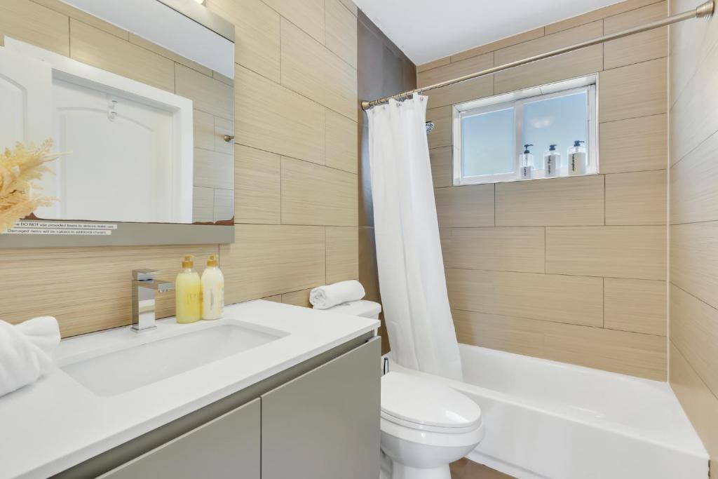 Sunny Pompano Beach with pool access photo 3