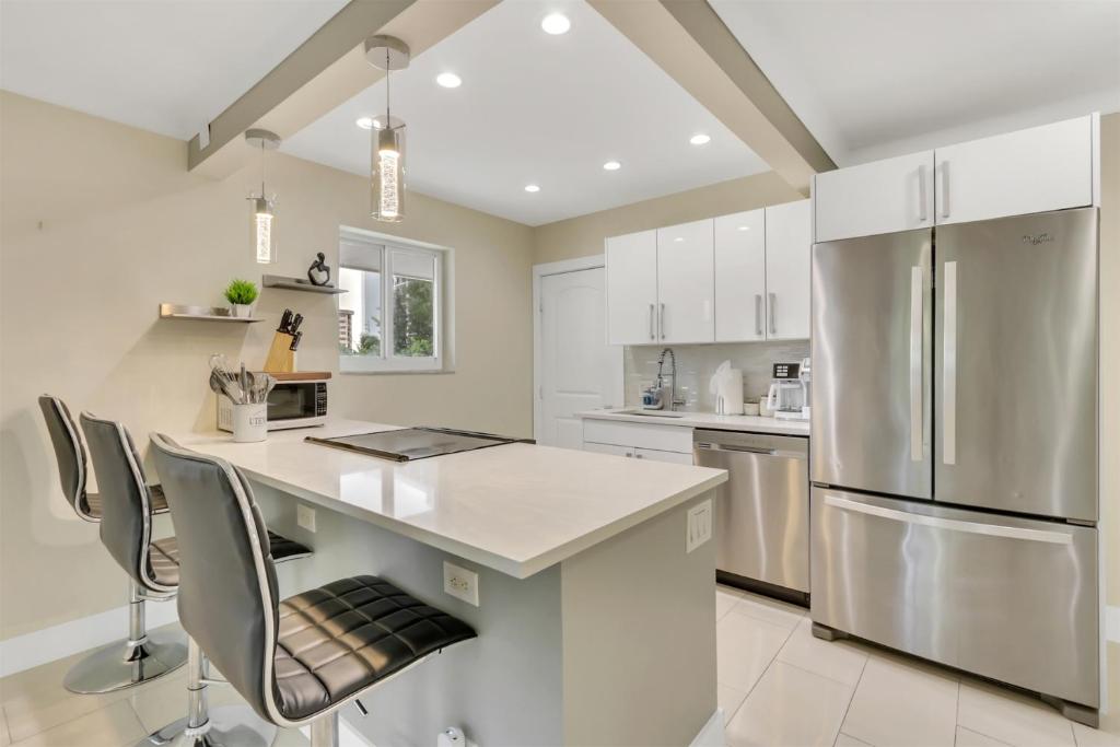 Bright Pompano Beach with pool access photo 1