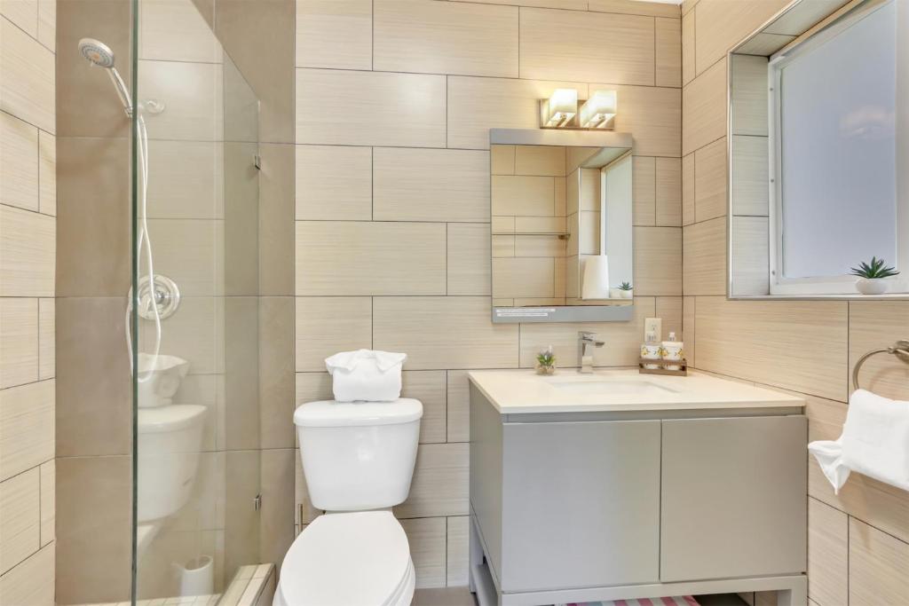 Bright Pompano Beach with pool access photo 3