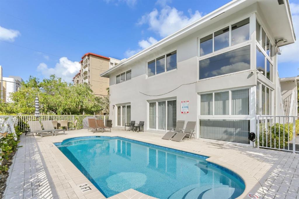 Bright Pompano Beach with pool access photo 4