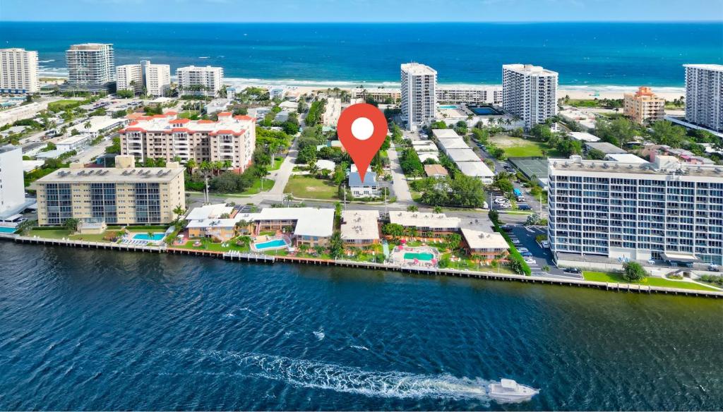 Bright Pompano Beach with pool access - Tap to explore photos
