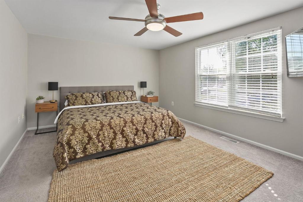 Luxury End Unit Townhome Just 40 Minutes from DC, Pet-Friendly, Privacy Fenced photo 1