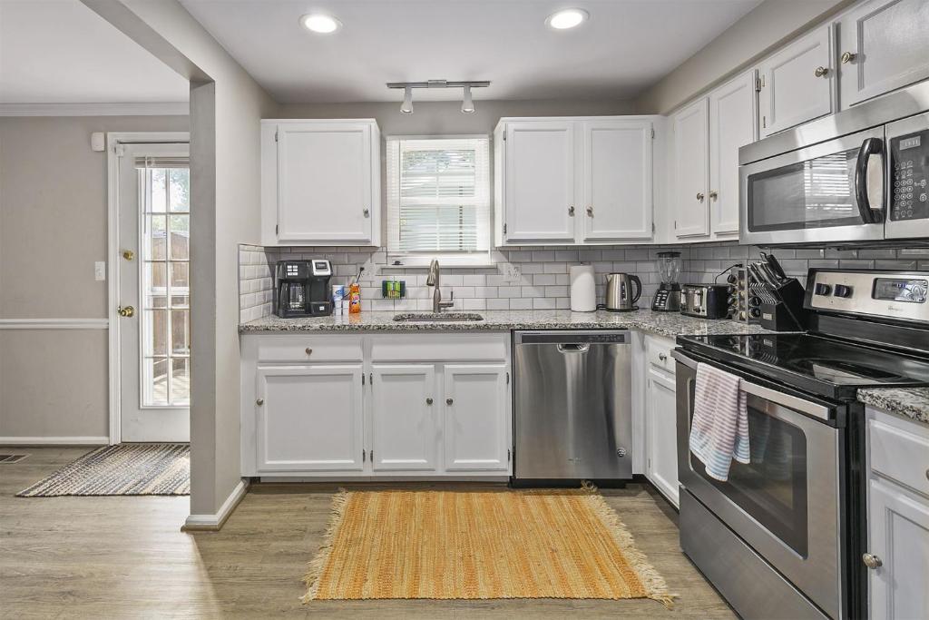Luxury End Unit Townhome Just 40 Minutes from DC, Pet-Friendly, Privacy Fenced photo 2