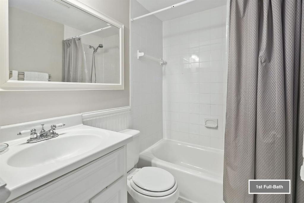 Luxury End Unit Townhome Just 40 Minutes from DC, Pet-Friendly, Privacy Fenced photo 3