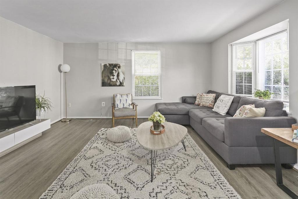 Luxury End Unit Townhome Just 40 Minutes from DC, Pet-Friendly, Privacy Fenced photo 4