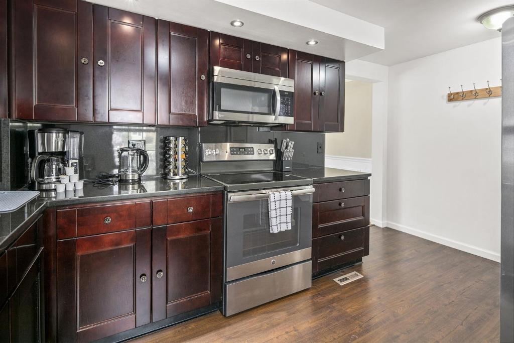 3BR TH 40 Mins from DC, Pets OK, Fenced Yard photo 4