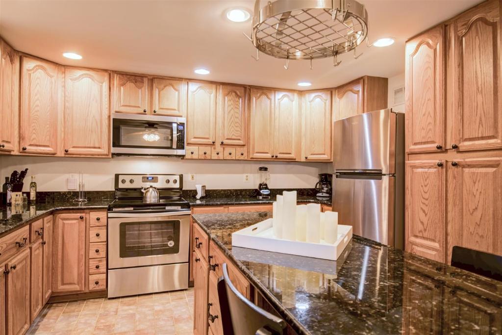 Spacious 3-story Townhome 40 Minutes from DC Pet-Friendly, Fast WiFi, Perfect
