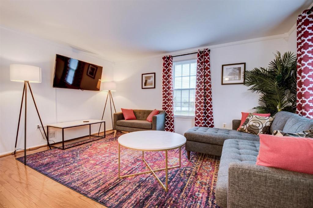 Spacious 3-story Townhome 40 Minutes from DC Pet-Friendly, Fast WiFi, Perfect photo 1