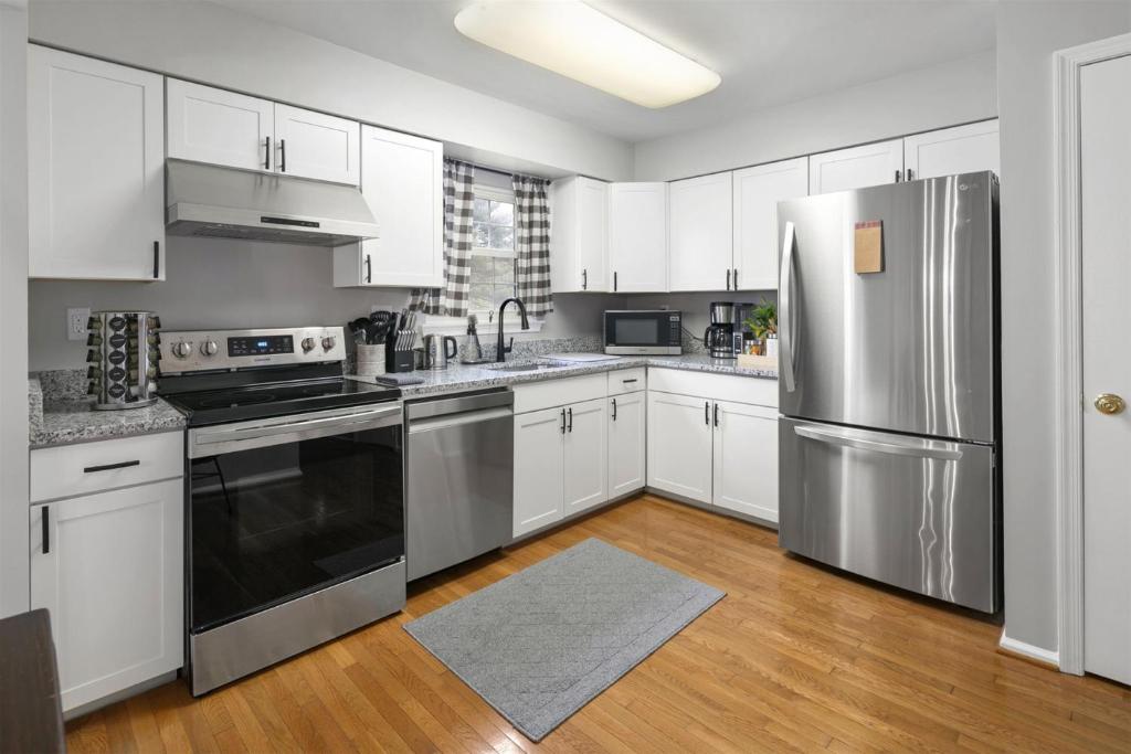 Super-Stylish 4br Townhome in No Va Fast WiFi, Roku TV, Fenced Backyard, 24 Hour Premier Support photo 1