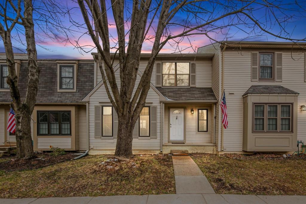 Super-Stylish 4br Townhome in No Va Fast WiFi, Roku TV, Fenced Backyard, 24 Hour Premier Support photo 4