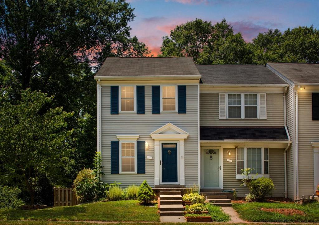 End Unit Townhome with in No VA, 40 Mins to DC, Pets OK photo 4