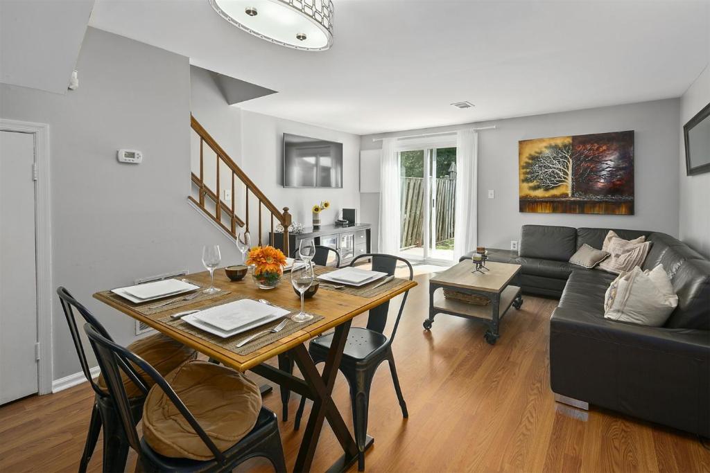 Townhome in No VA, 40 Mins to DC, Pets OK, Fast WiFi photo 2