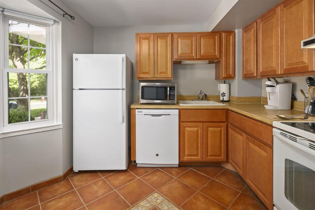 Townhome in No VA, 40 Mins to DC, Pets OK, Fast WiFi photo 3