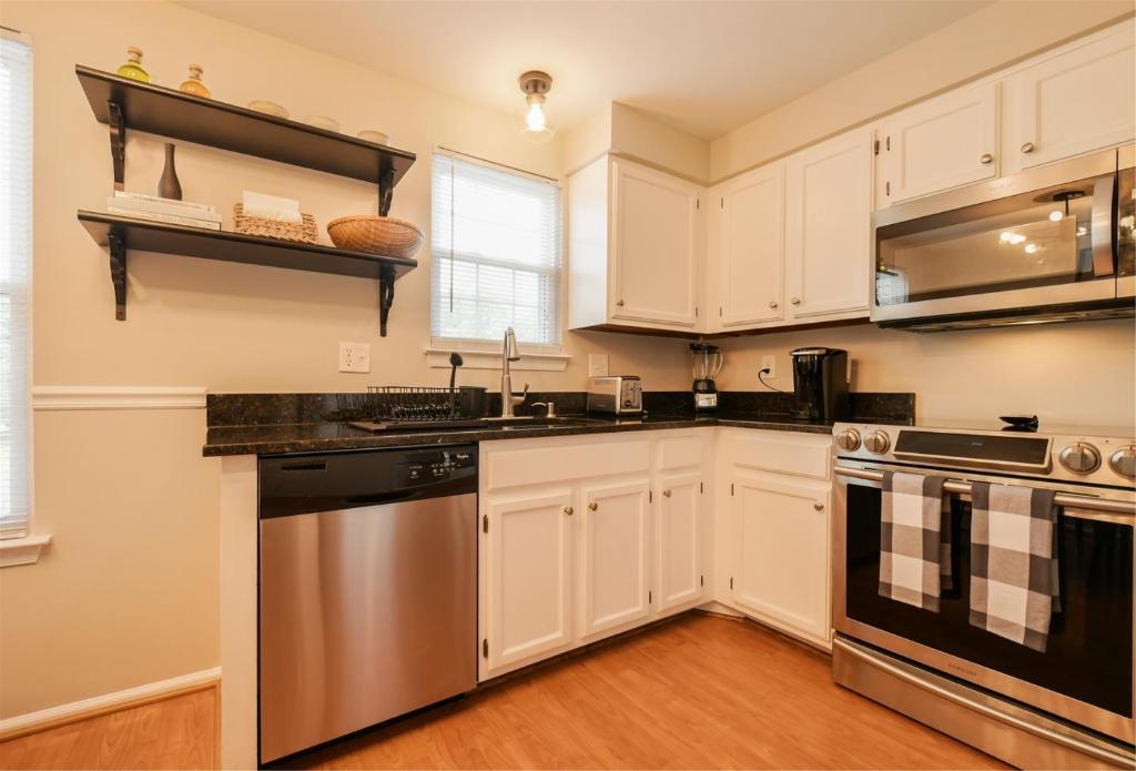 Townhome in Northern Virginia, Close to DC, Pets Okay, Fenced Yard, Fast photo 1