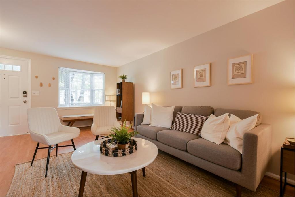 Townhome in Northern Virginia, Close to DC, Pets Okay, Fenced Yard, Fast photo 2