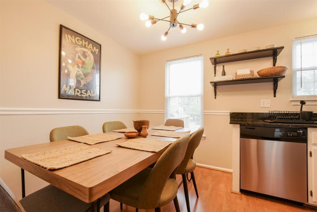 Townhome in Northern Virginia, Close to DC, Pets Okay, Fenced Yard, Fast photo 3
