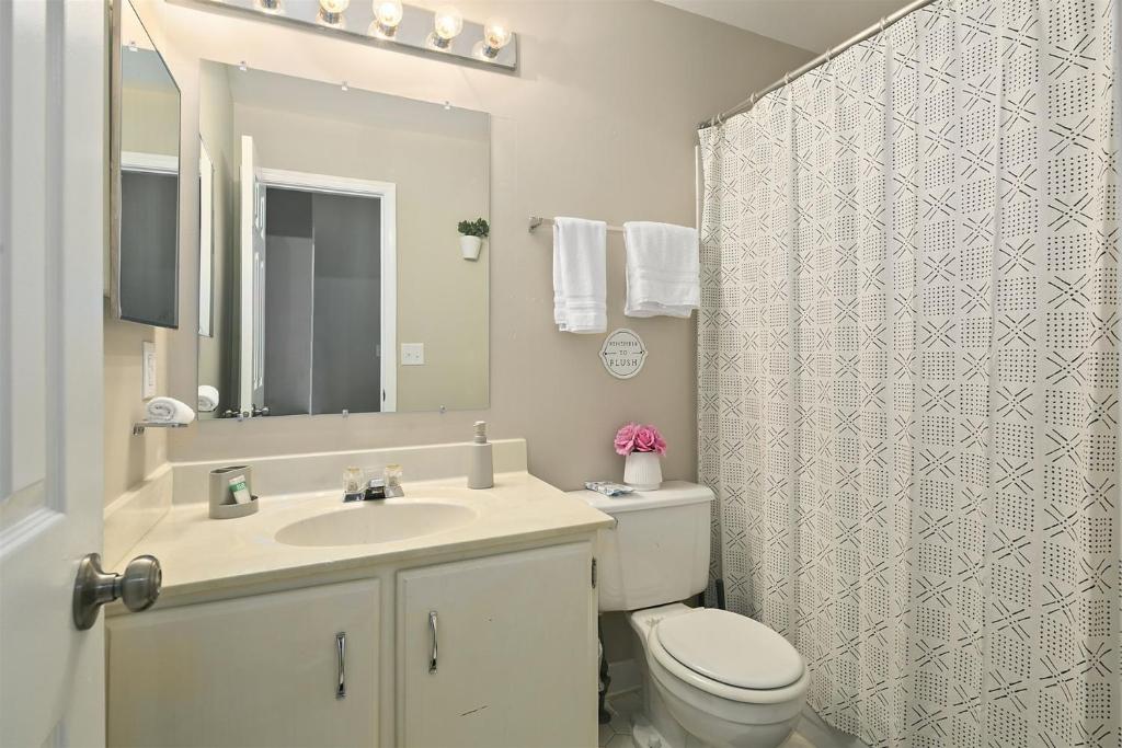 4BR Townhome, Close to Shops & Restaurants, 40 Mins to DC photo 3