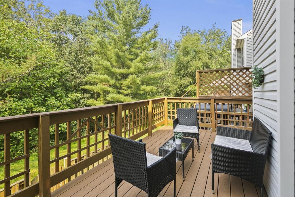 4BR Townhome, Close to Shops & Restaurants, 40 Mins to DC photo 4
