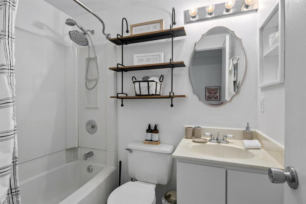 Luxury Sterling townhome - Private, Self checkin photo 3