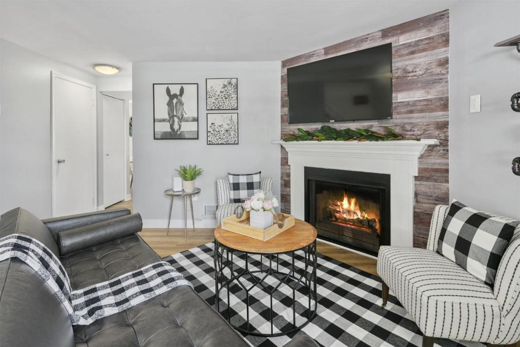 Luxury Sterling townhome - Private, Self checkin photo 4
