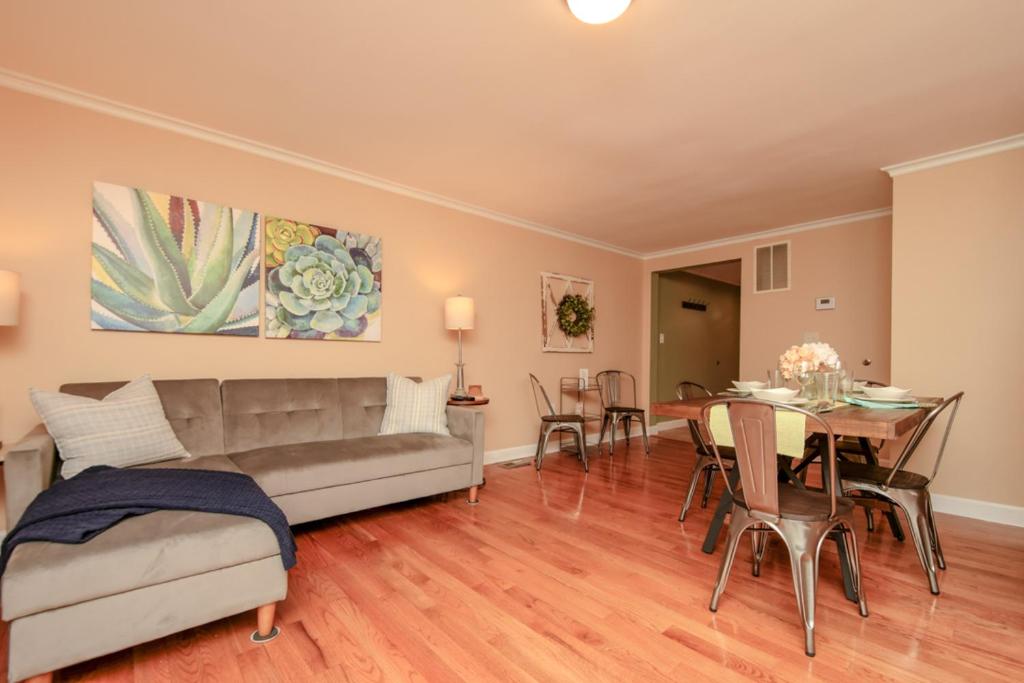 NEW! 3-story Townhome - Private, Self checkin, Quiet. photo 1