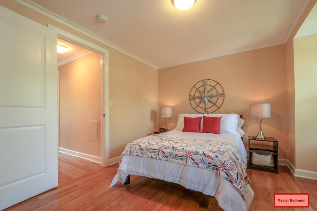 NEW! 3-story Townhome - Private, Self checkin, Quiet. photo 2