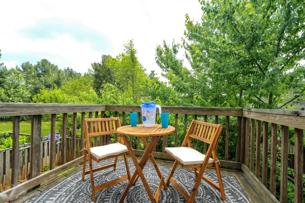 NEW! 3-story Townhome - Private, Self checkin, Quiet. photo 4