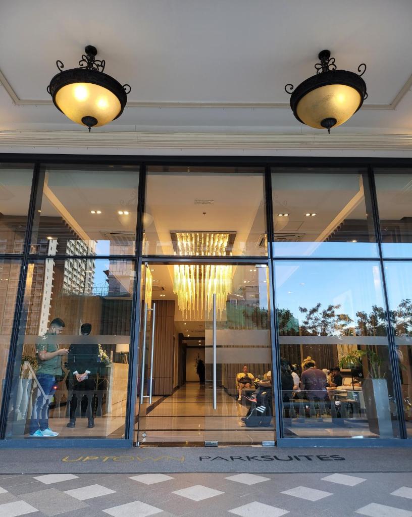 Uptown Parksuites Tower 1 BGC - Staycations Up Above 12 Modern 1BR photo 3