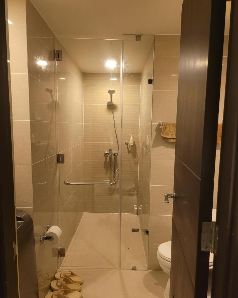 Uptown Parksuites Tower 1 BGC - Staycations Up Above 12 Modern 1BR photo 4