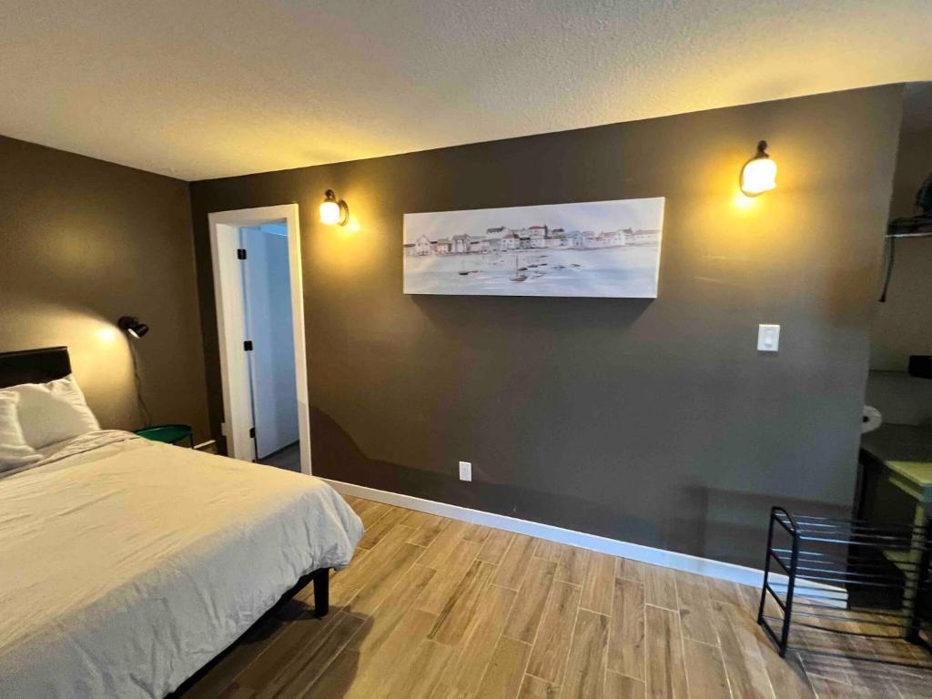One Bedroom Condo Near Whyte Ave Close to university photo 3