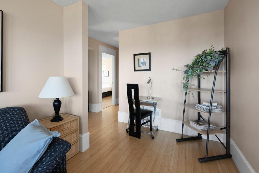Executive pet friendly lower suite with ocean view photo 3
