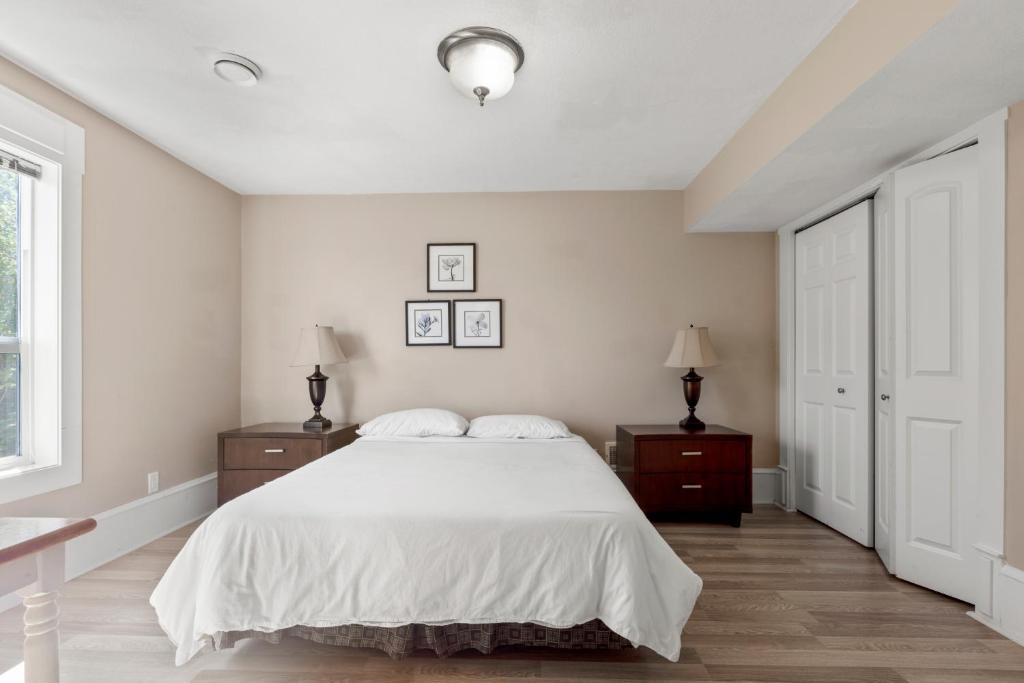 Executive pet friendly lower suite with ocean view photo 2