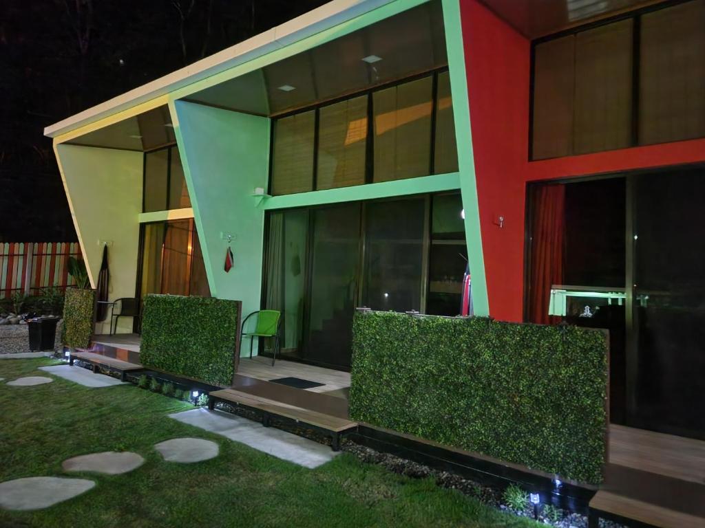 Fruit Houses: Pineapple House. Fast wifi