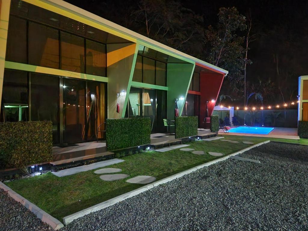 Fruit Houses: Pineapple House. Fast wifi photo 4