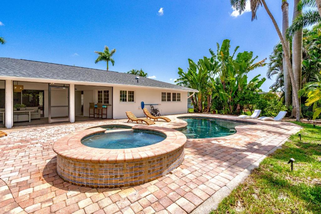 Luxury Pool & Spa Home near Beaches & Downtown photo 4