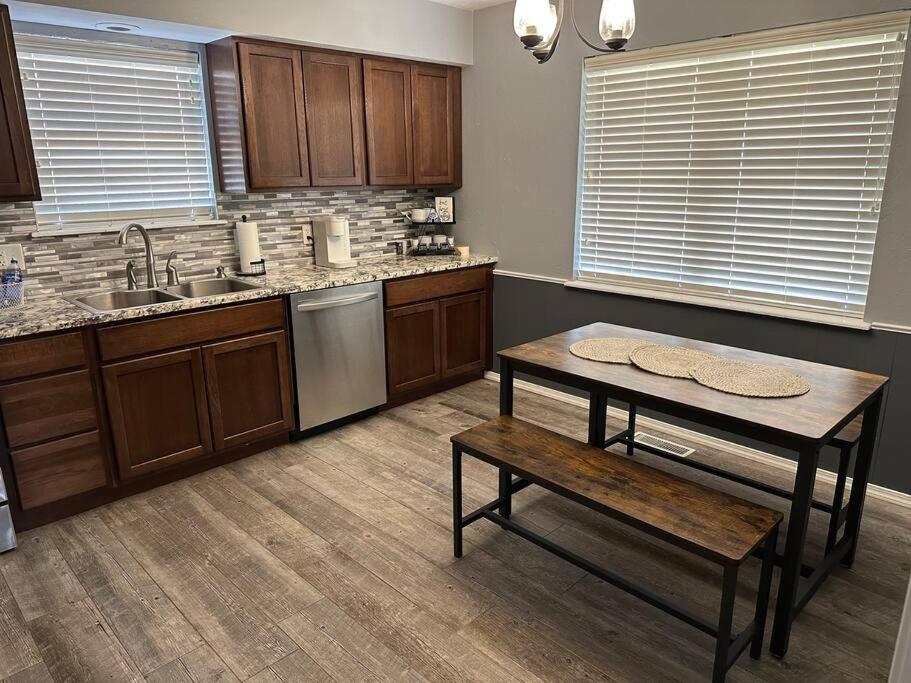 NEW 3BR/2BA West Enid weekly/monthly discounts photo 3