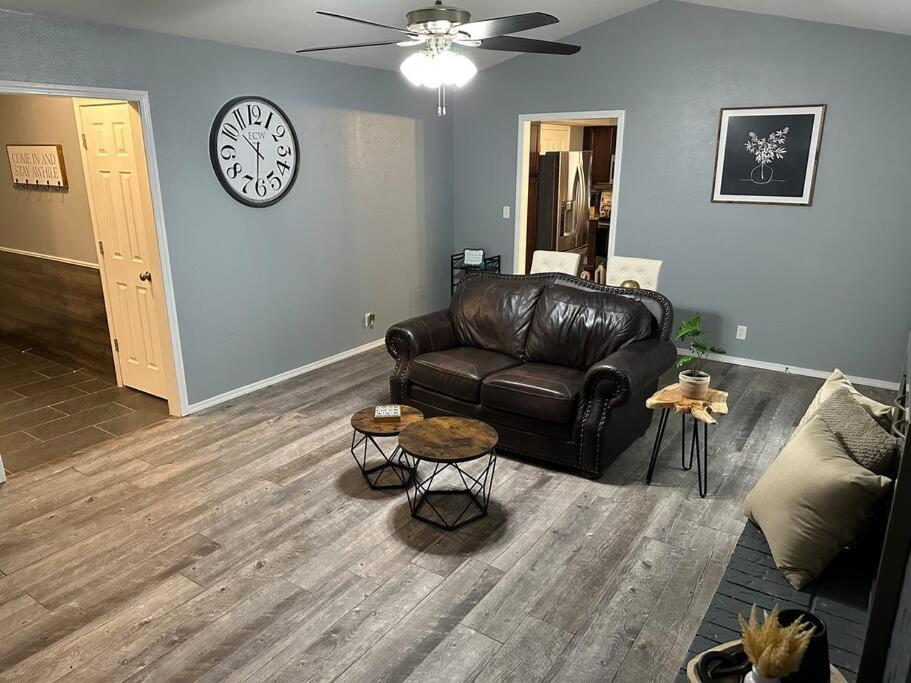 NEW 3BR/2BA West Enid weekly/monthly discounts photo 4